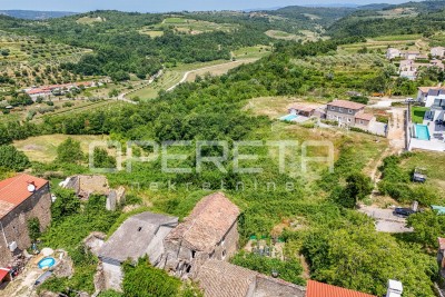 Istra, Momjan-građevinsko zemljište s ruševinom
