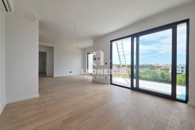 Stan s tri spavaće sobe i tri parkirna mjesta u kvalitetnoj novogradnji u Umagu