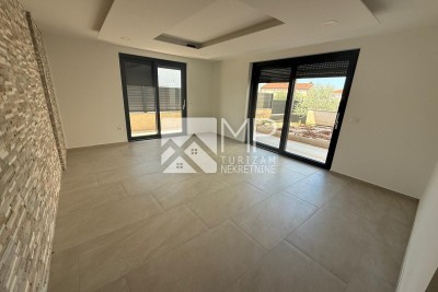 Medulin, geräumige, möblierte Ferienwohnung mit 4 Schlafzimmern, Garten und Swimmingpool, 350 m vom Meer entfernt