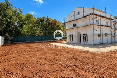 Hiša v vrsti s pogledom na morje in prostorno dvorišče velikosti cca. 400 m²
