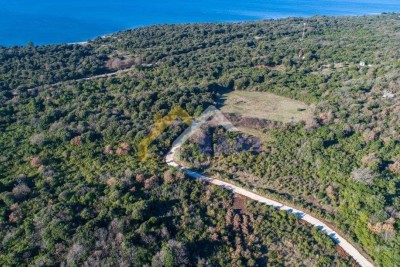 Peroj - plots near the sea!