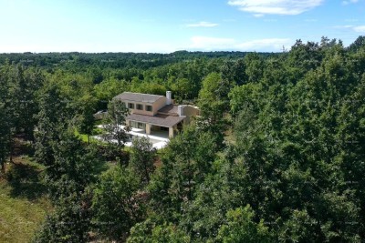 Prodaja - prostorna hiša s bazenom v gradnji, blizu Pazina!