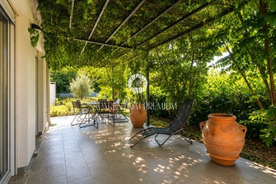 Poreč – Charming End-Terrace House with Private Garden, Only 6 km from the Centre