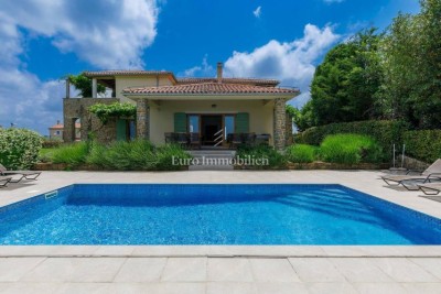 Kamena kuća s bazenom i prostranom okućnicom, Buje