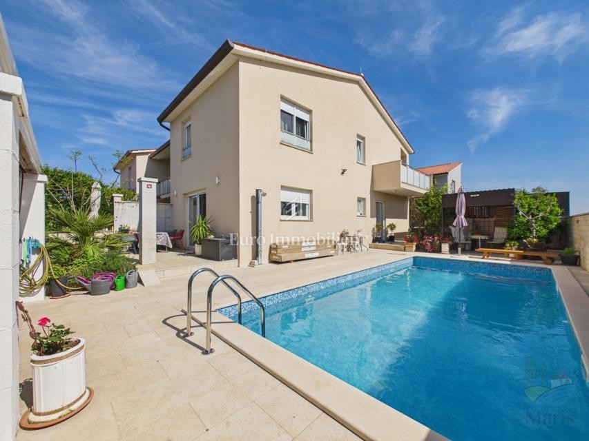 Familienhaus mit Pool in der Nähe des Naturparks Kamenjak