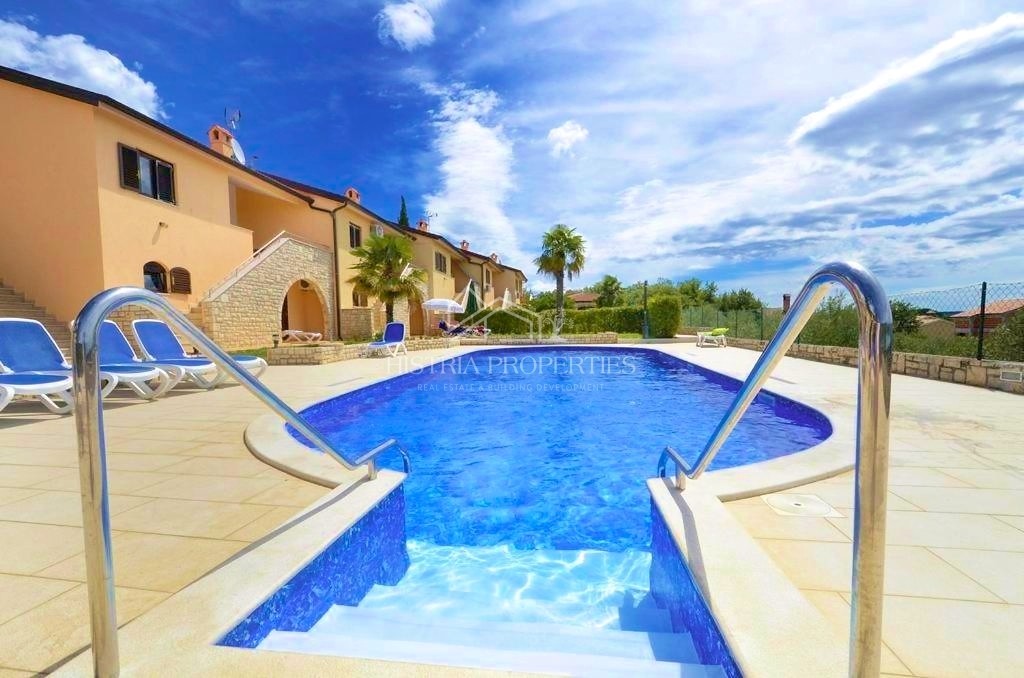 Meerblick, ein Gemeinschaftspool und ein Haus, das für einen angenehmen Urlaub ausgestattet ist