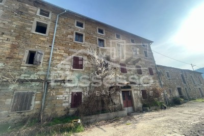 Dvojna kuća s potencijalom u srcu mirnog Buzeta!