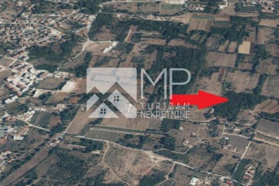 Medulin, veliko zemljište, 1km od Lokve