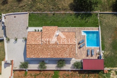 Casa con piscina e un appezzamento di terreno con un progetto nelle vicinanze di Parenzo