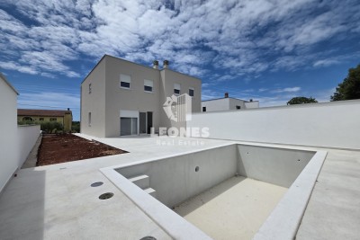 Doppelhaushälfte mit Swimmingpool in der Nähe von Umag