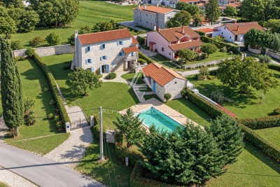 ESCLUSIVA VILLA IN PIETRA D'ISTRIA CON PISCINA, WELLNESS PRIVATO ED OTTIMO POTENZIALE DI INVESTIMENTO - VICINO A ROVIGNO
