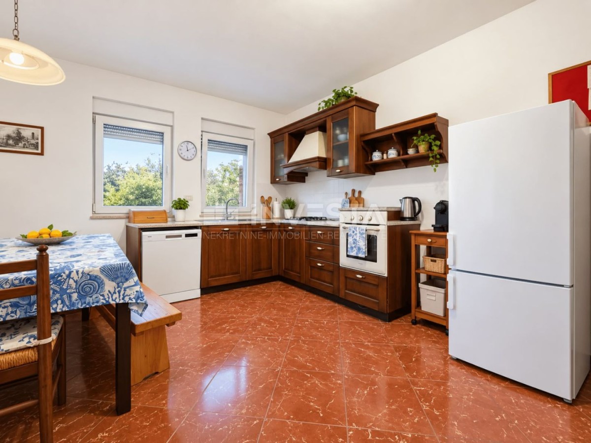 Fažana und Umgebung – Erdgeschosswohnung mit Hof, 3 Schlafzimmern, Parkplatz