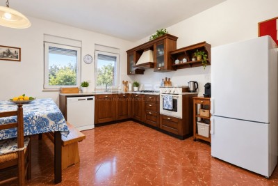 Fažana und Umgebung – Erdgeschosswohnung mit Hof, 3 Schlafzimmern, Parkplatz