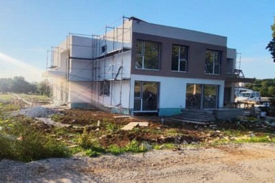 POREČ, PRODAJE SE ČETVEROSOBAN STAN, NOVOGRADNJA S VELIKOM, KROVNOM TERASOM