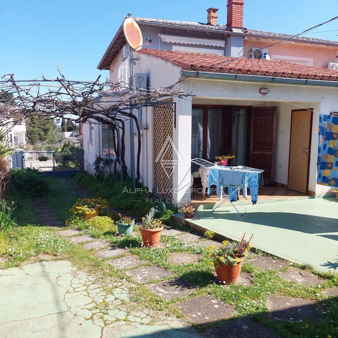 Istrien, Pula, Haus mit Wohnung, Garage und Garten