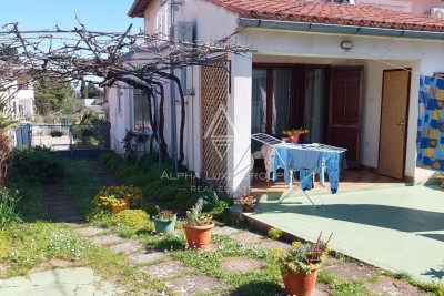Istrien, Pula, Haus mit Wohnung, Garage und Garten