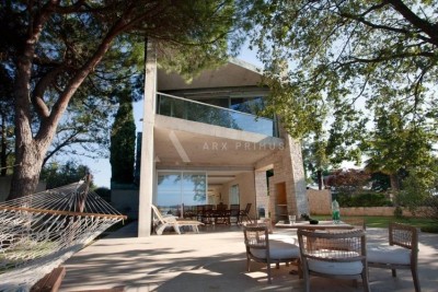 Modern villa, first row to the sea