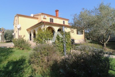 Agency exclusive! Istria, Poreč - Detached house with two apartments + studio apartment and large garden - 1500 m from the sea!