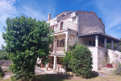 Višnjan, Two stone houses with a pool