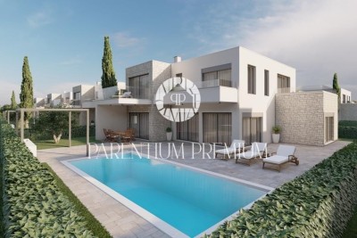 Una villa con piscina in un lussuoso nuovo insediamento vicino al mare - nella fase di costruzione