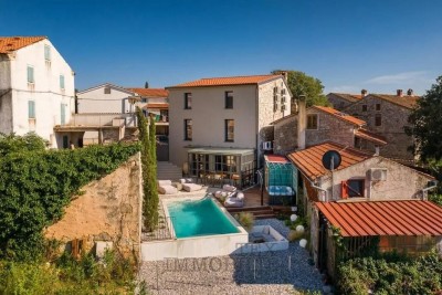 A beautiful renovated stone house with a swimming pool is for sale in a quiet place near Vižinada