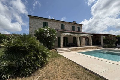 VIŠNJAN, ISTARSKA KAMENA VILA S BAZENOM -150 m²