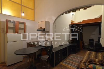 Stan u adaptaciji - Centar Pule, 24 m2 s parkirnim mjestom