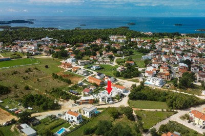 Elegantna moderna dvojna kuća s bazenom u Funtani