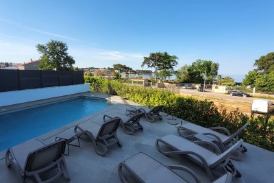 Poreč | Villa sul mare con piscina e vista mare