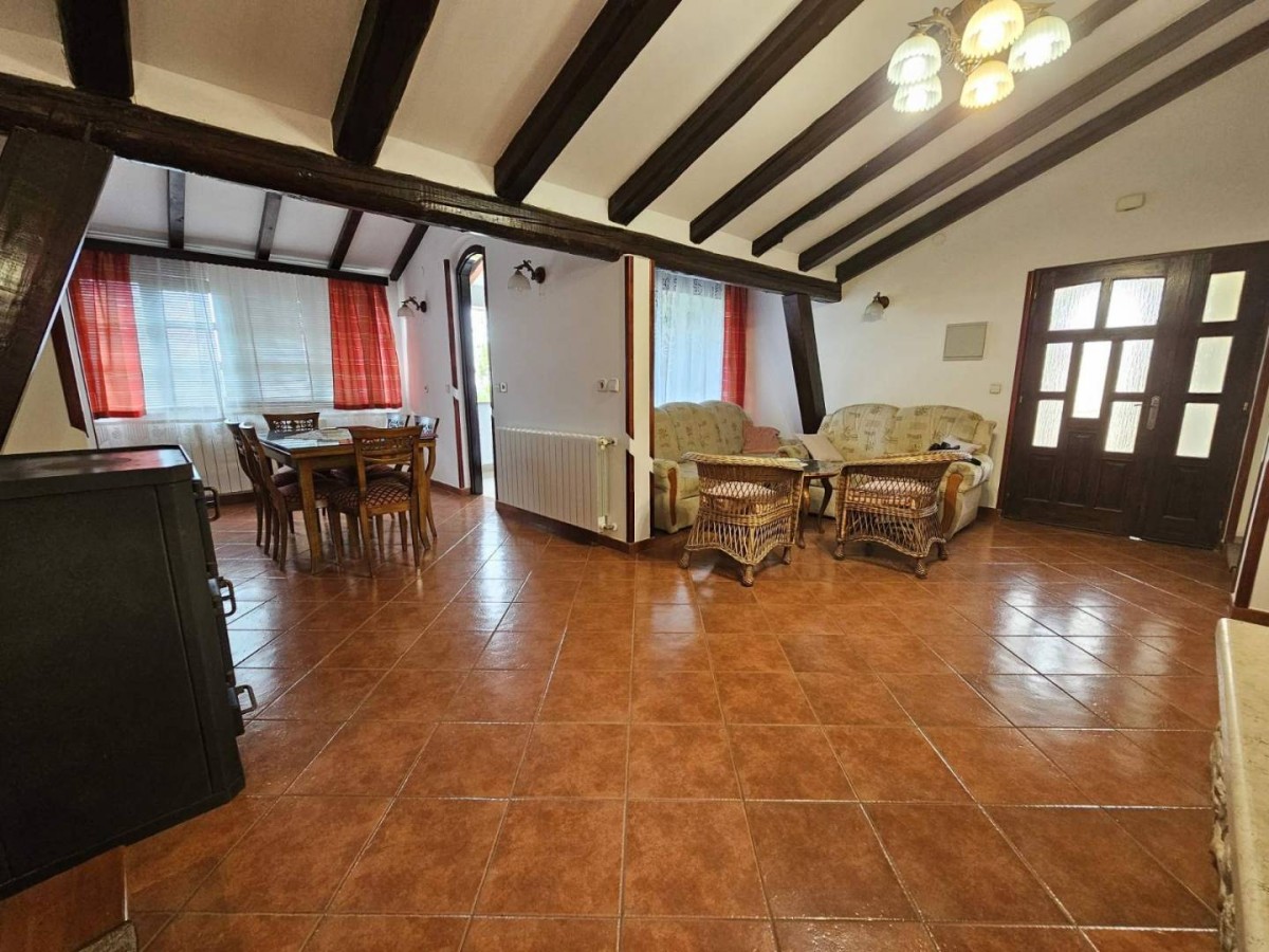 POREČ, PRODAJE SE STAN S VRTOM,  DVIJE GARAŽE, 2 KM OD MORA
