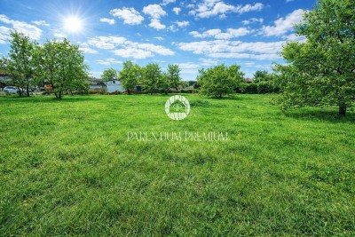 Spacious building plot 4 km from the sea – possibility to build 3 residential units