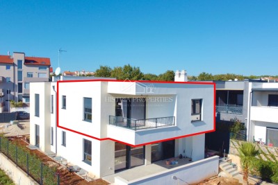 Un appartamento arredato in stile moderno con spaziosa terrazza sul tetto, a 1 km dal mare