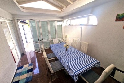 Barbariga, kuća u nizu s 2 SS i dvorištem