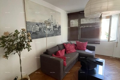 Pula, center – Prostoren trisobni stan velikosti 76,38 m² z dvema terasama