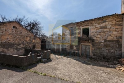 Poreč, Karojba, Umgebung, 3 Objekte zur Renovierung mit Grundstück, 25 km vom Meer entfernt