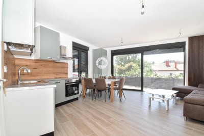 Apartma v moderni stavbi z dvoriščem, 400m od plaže