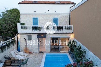 Renovated house with swimming pool in a peaceful setting