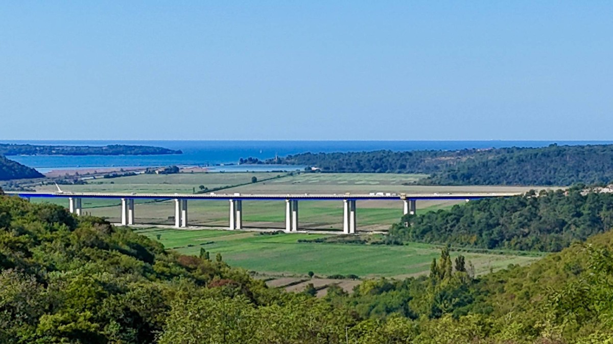NOVIGRAD, OKOLICA, GRAĐEVINSKO ZEMLJIŠTE S PANORAMSKIM POGLEDOM NA MORE I GRAĐEVINSKOM DOZVOLOM!