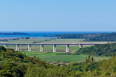 NOVIGRAD, OKOLICA, GRAĐEVINSKO ZEMLJIŠTE S PANORAMSKIM POGLEDOM NA MORE I GRAĐEVINSKOM DOZVOLOM!