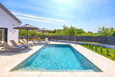 Pomer. Nova samostojeća prizemnica z bazenom.