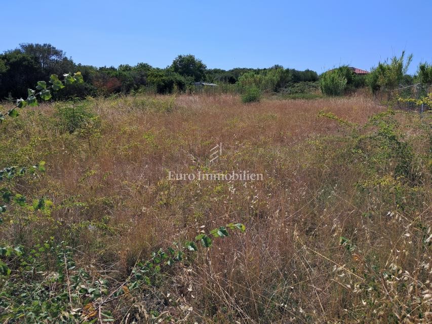 495 m² Landwirtschaftsgrundstück mit Wasser – Umgebung von Pula