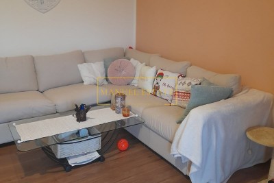 TE KOOP APPARTEMENT MET TWEE SLAAPKAMERS, DICHTBIJ DE ZEE, POREČ - ISTRIË!