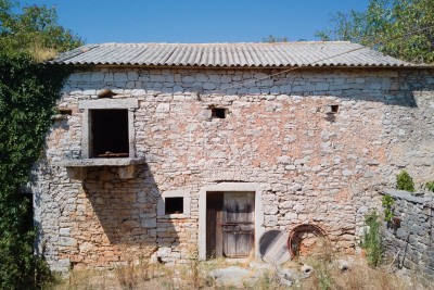 Stara istarska kuća za renovaciju na lokaciji gdje ćete pronaći mir