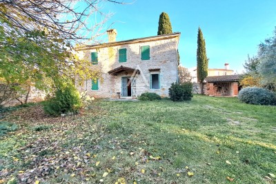 EKSKLUZIVNA PRILIKA! Kamena kuća s velikom okućnicom u Poreču na izvrsnoj lokaciji!