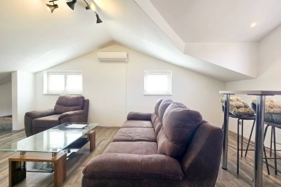 VABRIGA, PRODAJE SE STAN NA DRUGOM KATU S GARAŽOM I PODRUMOM