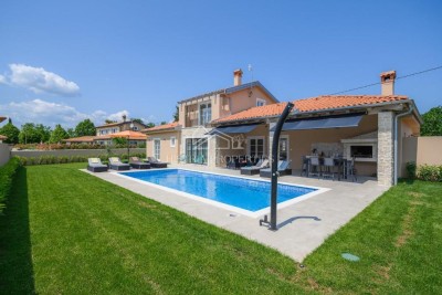 Villa di altissima qualità nelle vicinanze di Rovigno con vista sul mare, completamente attrezzata