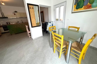 POREČ, OKOLICA, STAN S DVIJE STAMBENE JEDINICE I VRTOM!