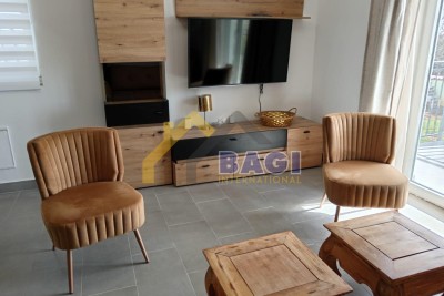 Appartamento vicino a Pola 85m2-due posti auto-giardino in comune