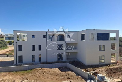 Komforan prizemni stan s vrtom i parkingom