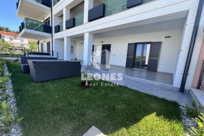 Opremljeno stanovanje v novi stavbi le 500 metrov od morja v Novigradu